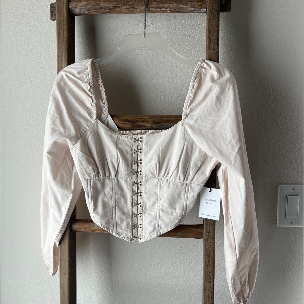NWT - Japra- eye let closure blouse size small